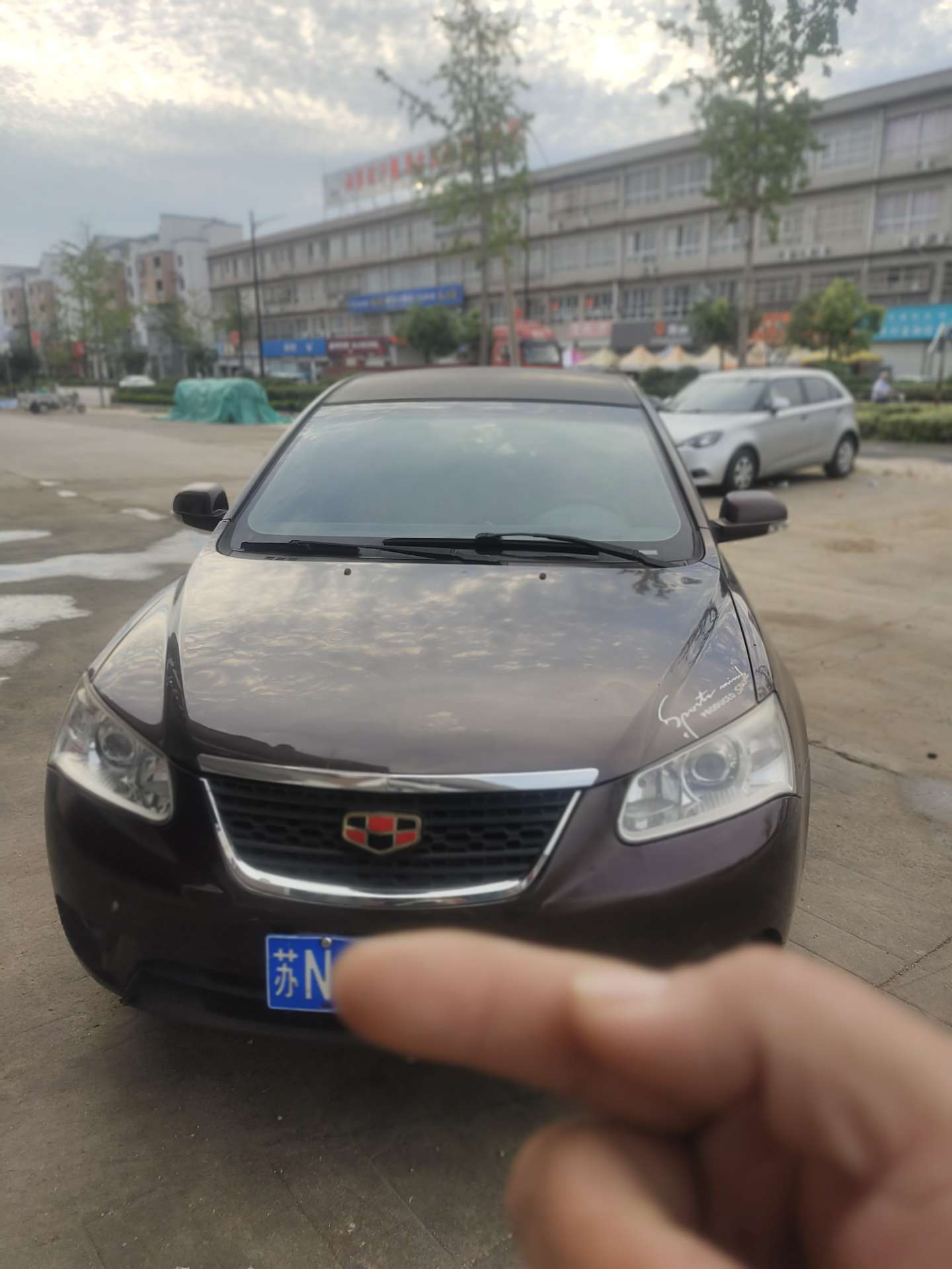 2011款吉利帝豪rv版两箱